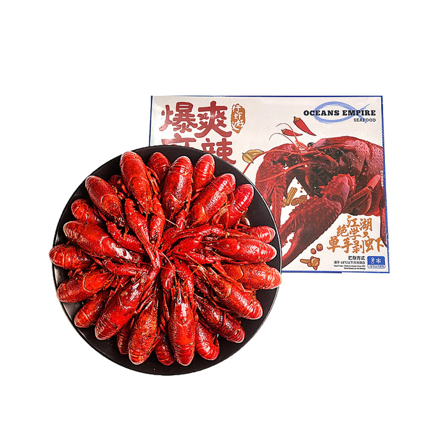 Oceans Empire 蒜香小龙虾包装盒与一碗铺满蒜末的熟制小龙虾