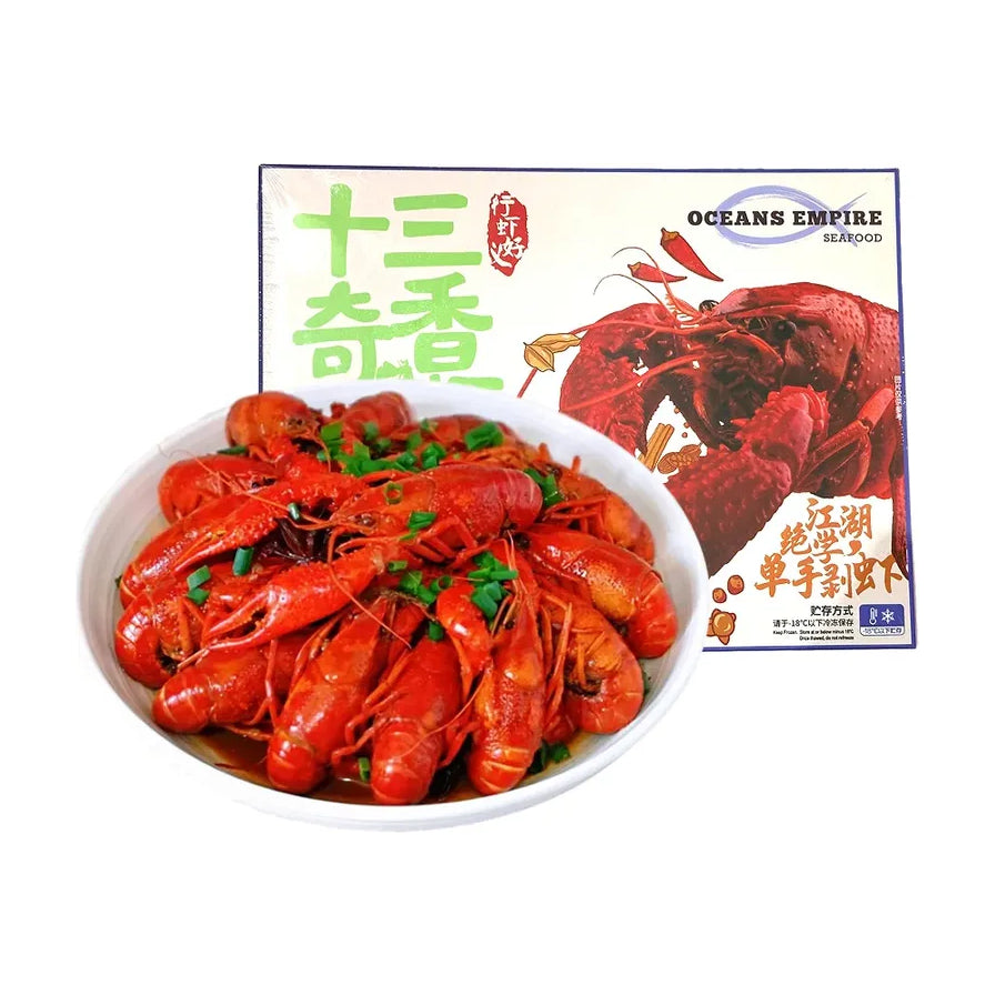Oceans Empire 十三香小龙虾包装盒与一盘撒有葱花的熟制小龙虾
