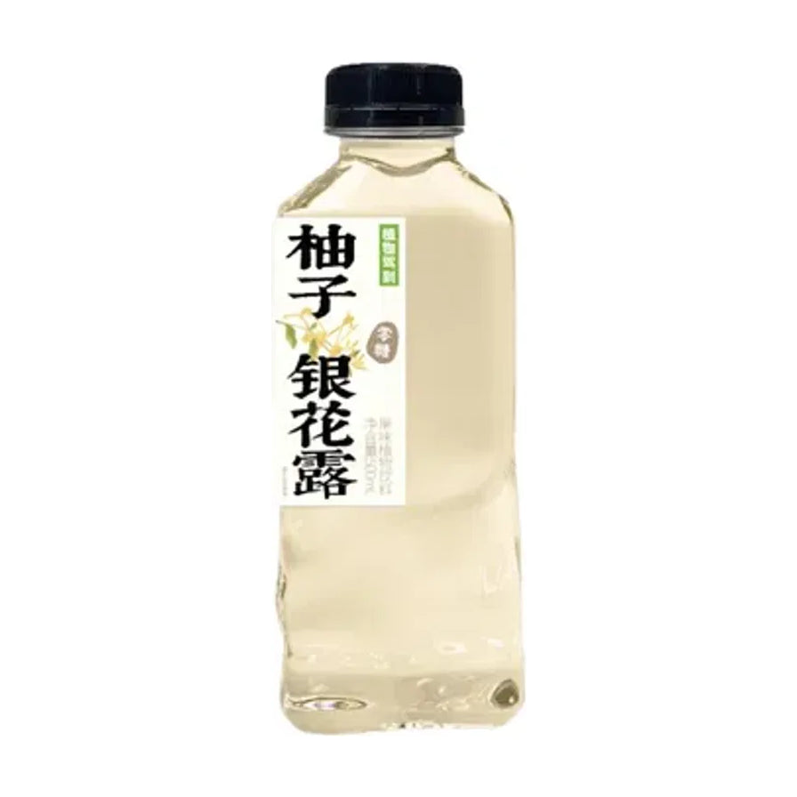 植物驾到柚子银花露500ml瓶装，白色标签印有黑色书法字体，透明瓶身展示淡黄色液体。