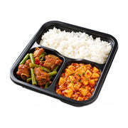 排骨豆角配麻婆豆腐双拼便当，包含白米饭、红烧排骨炖豆角和麻辣豆腐，采用黑色三格餐盒盛装，白色背景。