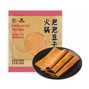 盒马火锅泡泡豆干产品包装与黑色盘中展开的豆皮卷实物展示图，背景为白色。