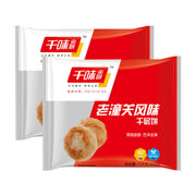 两袋千味央厨老潼关风味千层饼包装图，红色包装袋上印有金黄酥脆的千层饼图案，标注净含量1千克。