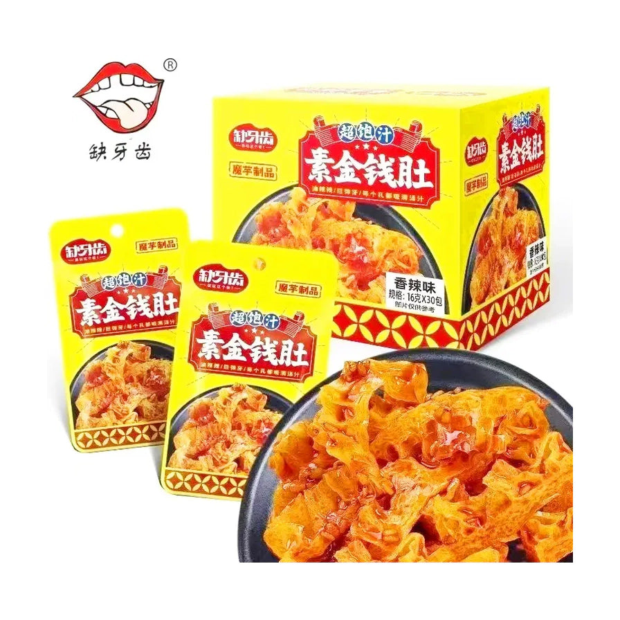 缺牙齿素金钱肚香辣味魔芋制品，包含黄色大包装盒、两个独立小包装袋以及一盘展示出的Q弹爽脆素金钱肚。