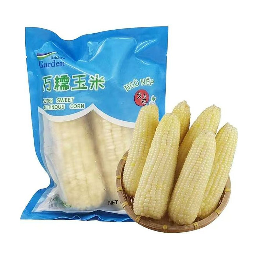 Rainbow Garden 东北万糯玉米，蓝色真空包装袋旁摆放着一小筐颗粒饱满的浅黄色熟玉米。