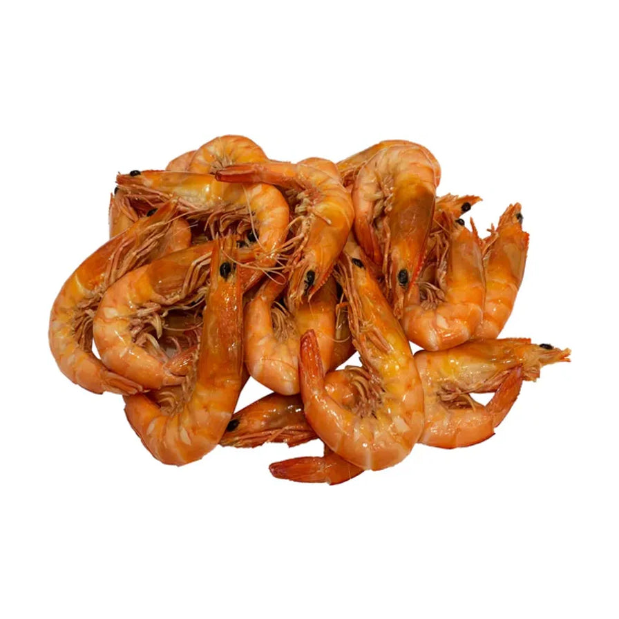 一堆煮熟的红海甜虾，展示了其橙红色的外壳和饱满的肉质，背景为纯白色。