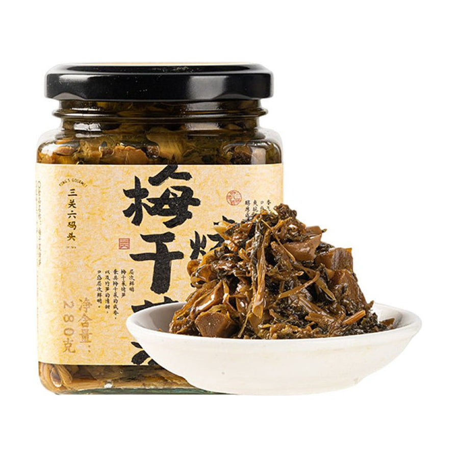 三关六码头梅干菜烤笋玻璃罐装，前方小碟盛放着色泽油润、鲜嫩诱人的梅干菜和笋丁。