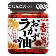 S&B 爱思拌饭辣油香辣味瓶身特写，可见金黄酥脆蒜粒与红亮辣油