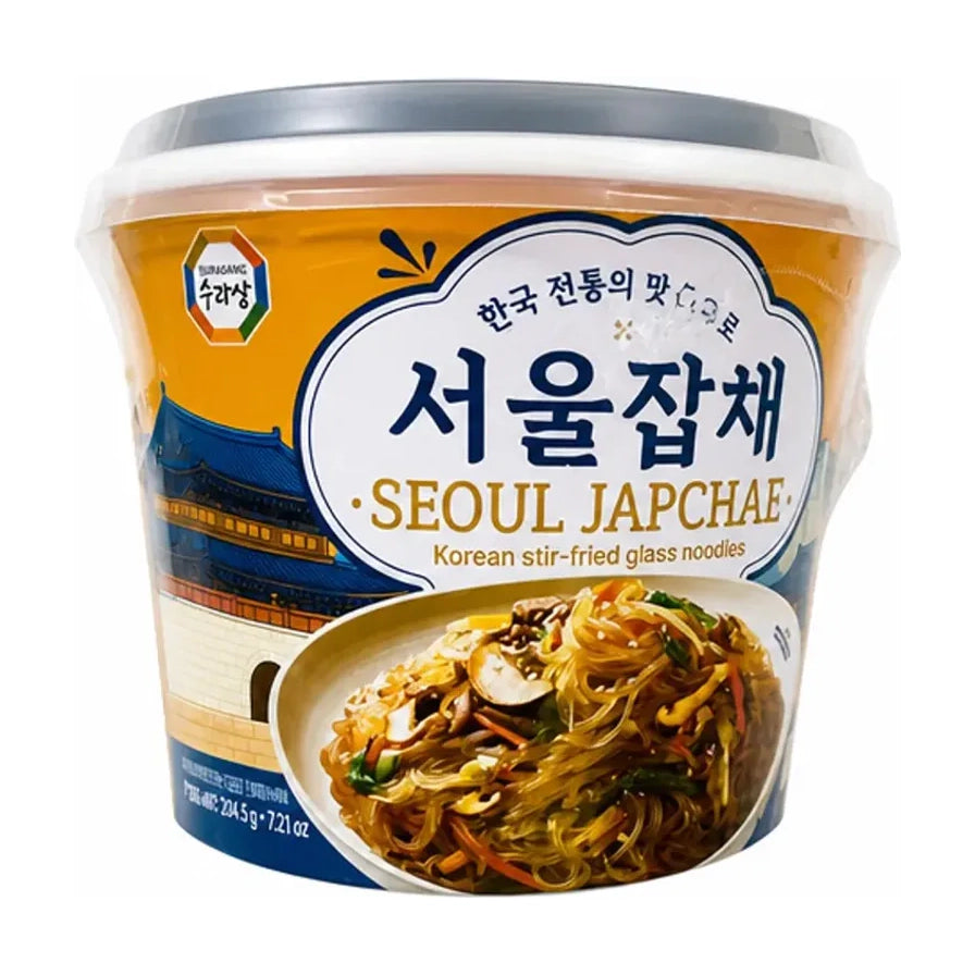 SEOUL JAPCHAE 韩国首尔杂菜杯装速食韩式炒粉丝，包装印有韩式传统建筑和一盘诱人的杂菜粉丝图样。