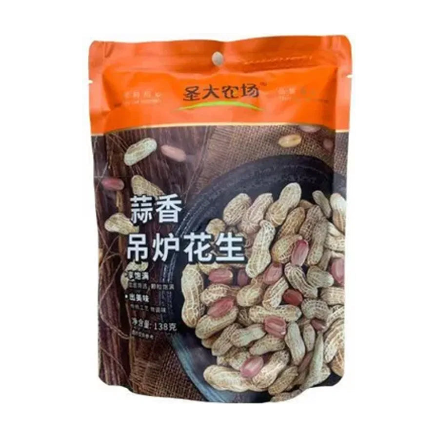 圣大农场蒜香吊炉花生138g包装正面图，展示橙色封口包装袋及内部饱满的花生果仁图案。