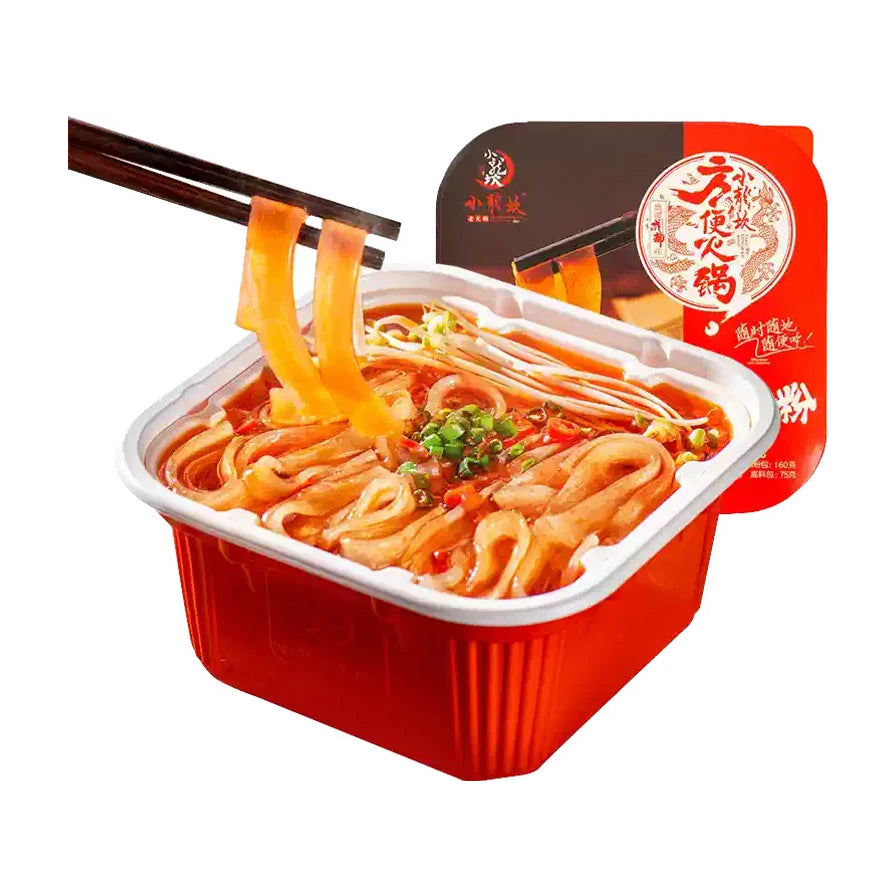 小龙坎方便火锅粉，红色包装盒前摆放着一碗热气腾腾的火锅粉，筷子正夹起晶莹剔透的宽粉，配料包含豆芽和葱花。