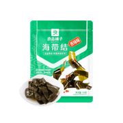 良品铺子香辣味海带结独立小包装，深绿色厚切海带结特写