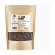甘话梅500g大包装，采用牛皮纸质感密封袋，正面贴有包含产品信息、营养成分表及条形码的白色标签，底部设有透明开窗，可见内部饱满的深褐色话梅果干。