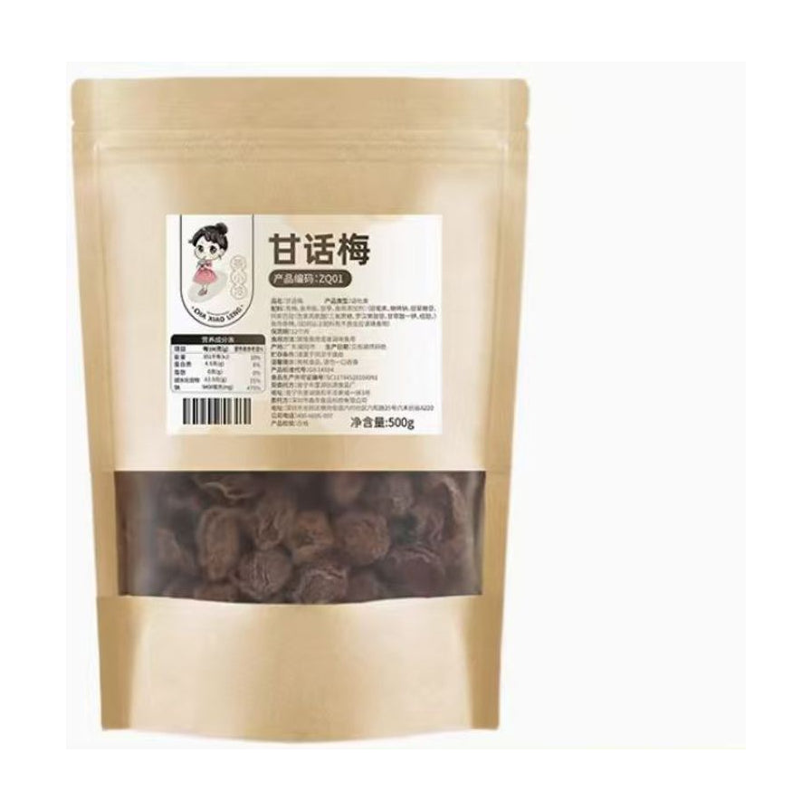 甘话梅500g大包装，采用牛皮纸质感密封袋，正面贴有包含产品信息、营养成分表及条形码的白色标签，底部设有透明开窗，可见内部饱满的深褐色话梅果干。