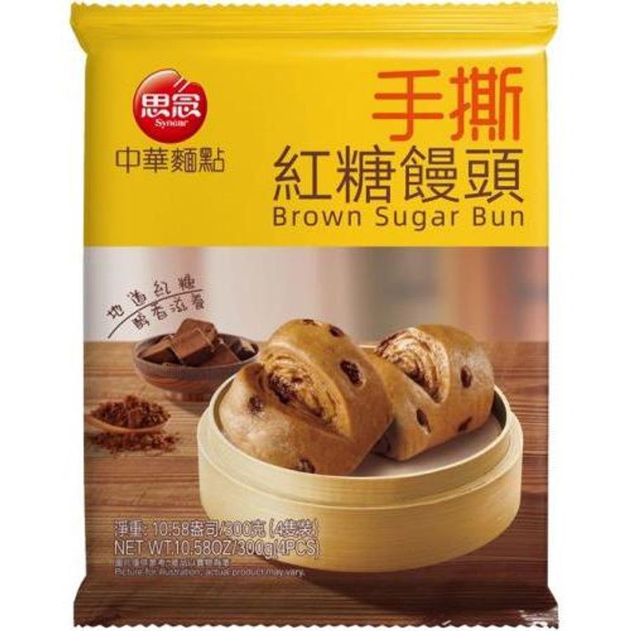 思念手撕红糖馒头包装图，蒸屉中放着两个带有红糖纹理的馒头，背景有红糖块。