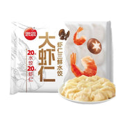 思念大虾仁菌菇三鲜水饺包装图，包装上印有整只虾仁和香菇图案，前方摆放一盘煮熟的饱满水饺。