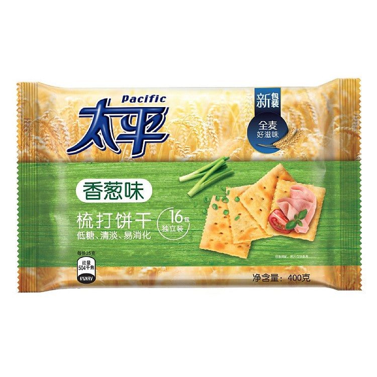 太平香葱味苏打饼干包装特写，开胃香葱风味，独立小包方便与室友分享。