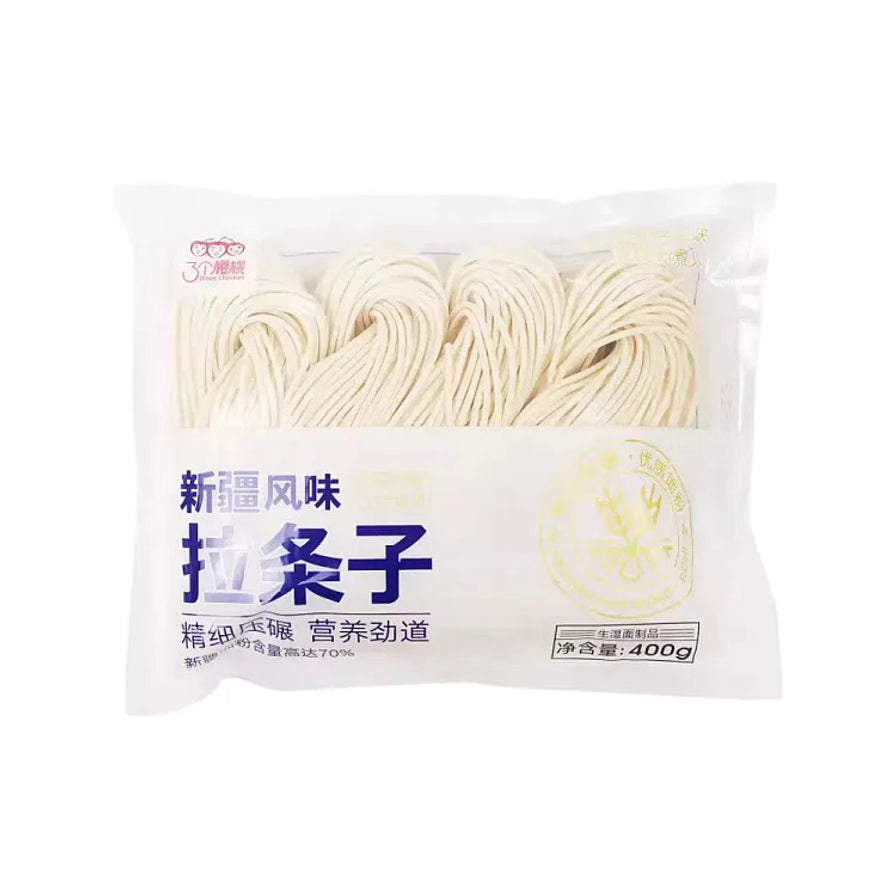 三个樱桃新疆风味拉条子包装正面图，半干生湿面制品，包装简洁并标有400克净含量。