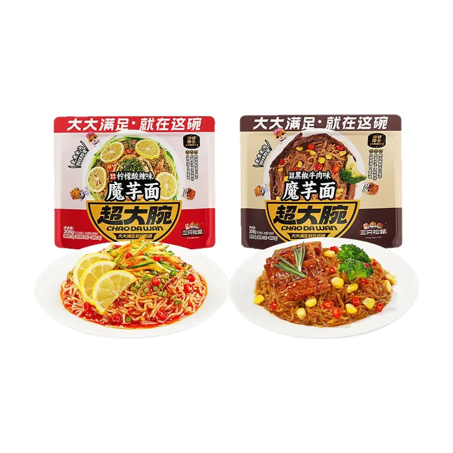 三只松鼠超大碗魔芋面，包含柠檬酸辣味和黑椒牛肉味两种口味的包装盒及拌好的成品展示。