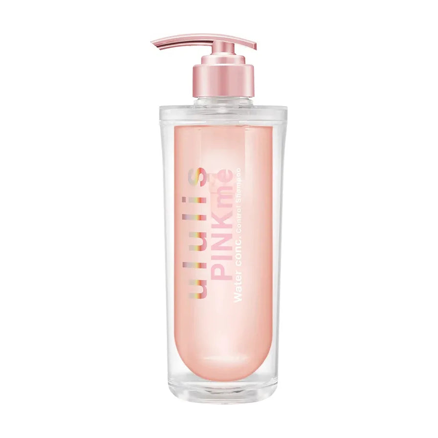 ULULIS PINKme 洗发水正面特写，透明瓶身内装粉色液体，配有玫瑰金泵头，白色背景。