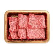 黄金牧场巨无霸厚切和牛牛舌，展示在金色托盘中，肉质呈现细腻的大理石花纹，油脂分布均匀。