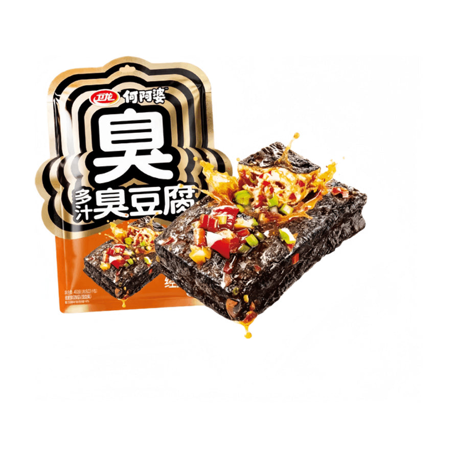 卫龙何阿婆多汁臭豆腐包装袋与一块撒有辣椒和葱花的黑色臭豆腐特写