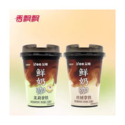 香飘飘艾咖丝绒拿铁与茉莉拿铁双杯并排展示，瓶身可见品牌 Logo、口味名称及净含量 230ml 字样。