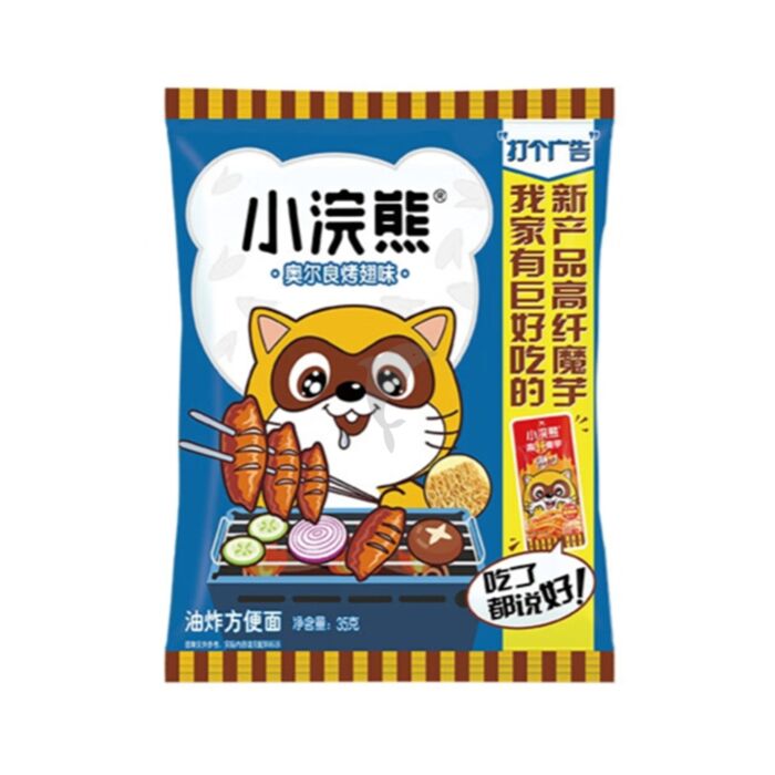 小浣熊干脆面烤翅味单包展示，金黄色酥脆面饼与调味粉包。