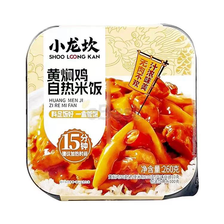 小龙坎自热米饭黄焖鸡味包装正面，展示鲜嫩鸡肉与香菇料理包。