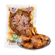 新远诚手撕豆干透明包装袋，前方小碟中盛放着纹理清晰、色泽油亮的豆干块。