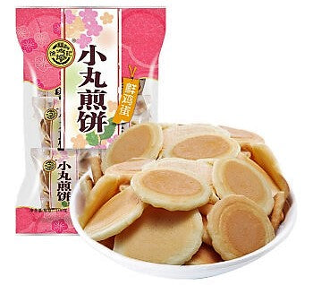徐福记小丸煎饼产品细节特写，展示传统铁板直火工艺的酥脆质感与独立小包装。