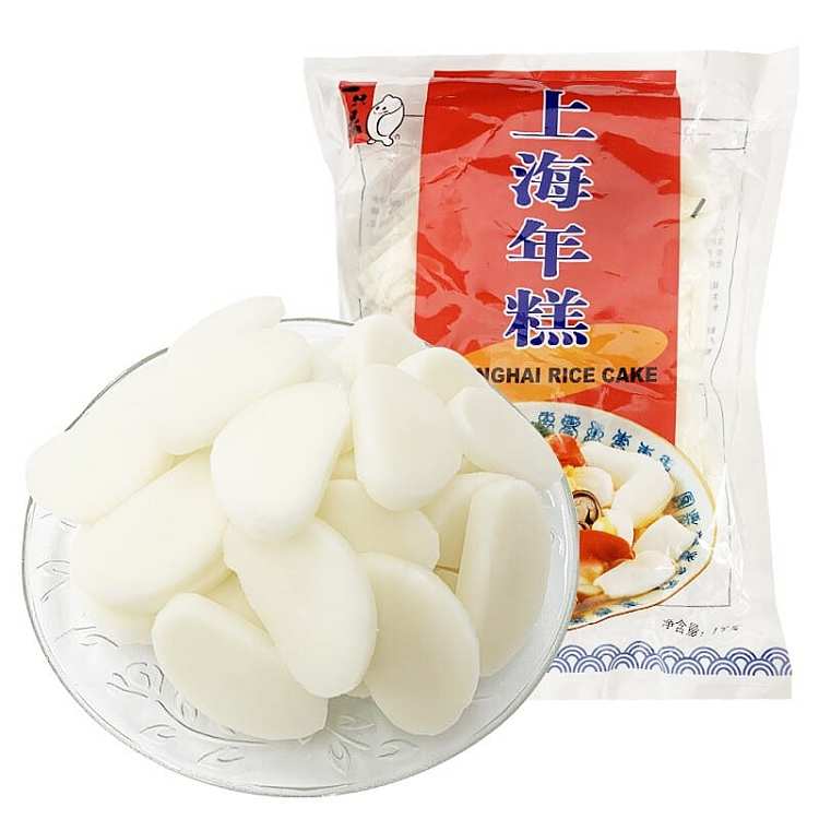 一只鼎上海年糕片包装特写，白色薄片整齐排列，适合炒菜或火锅。