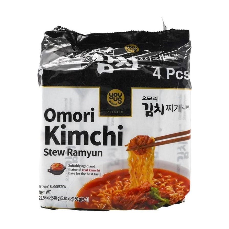 YOUUS Omori Kimchi 泡菜汤拉面 4 包装正面图，展示白色包装袋、品牌标志及诱人的泡菜拉面成品图。