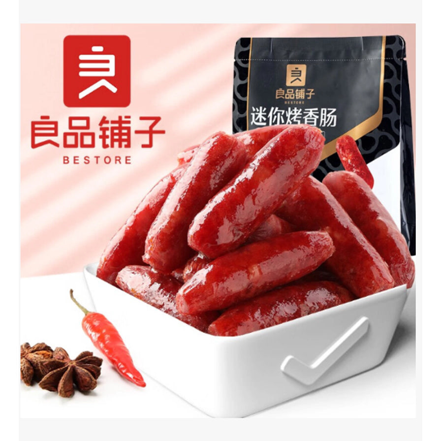 良品铺子迷你烤香肠展示图，包含产品包装、盛在碗里的烤肠、辣椒和八角配料，左上角有良品铺子品牌标志。