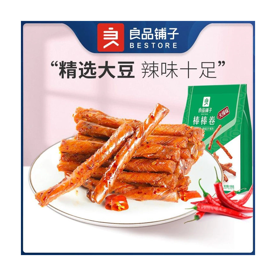 良品铺子棒棒卷海报，展示盛放在白盘中的香辣棒棒卷，上方带有“精选大豆 辣味十足”字样及品牌Logo。