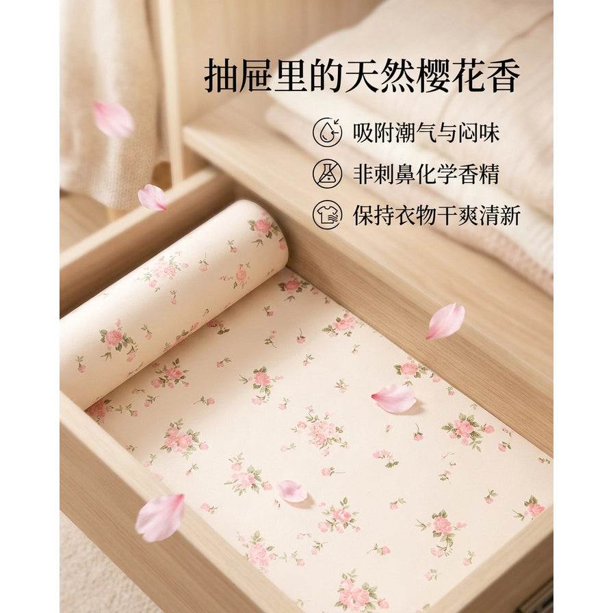 樱花垫铺设在衣柜抽屉内，配有花瓣装饰及天然樱花香、吸附潮气等中文卖点说明。