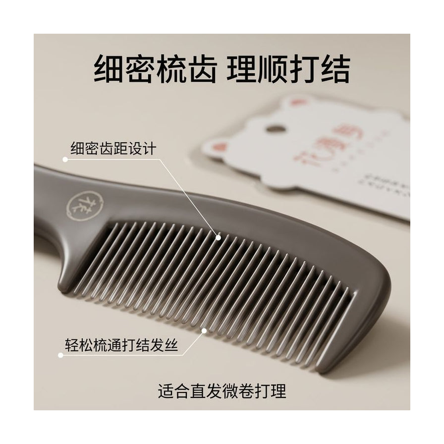 梳齿细节特写营销图，配有中文标注说明细密齿距设计与理顺打结发丝的功能卖点。
