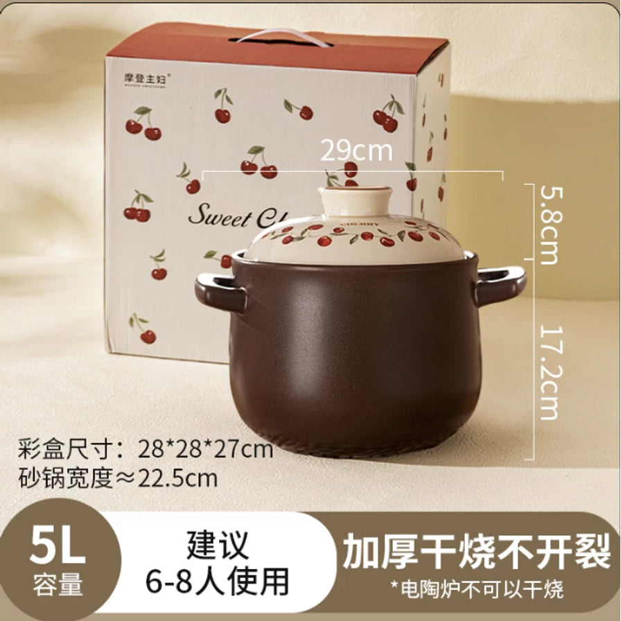 日式樱桃砂锅5L容量展示图，包含彩盒包装及详细尺寸标注，说明文字包含建议6 - 8人使用及耐高温特性。