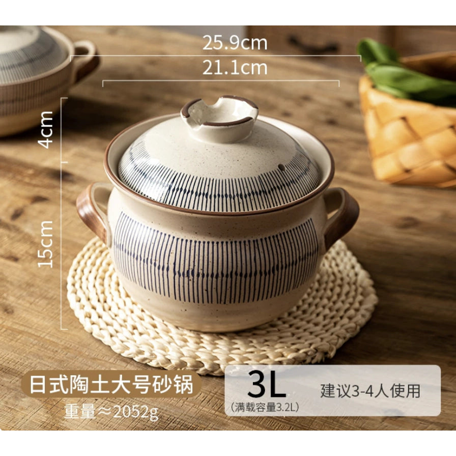 日式陶土大号砂锅置于木质餐桌的草编垫上，图中标注容量3L，建议3 - 4人使用，重量约2052g，并附有详细尺寸。