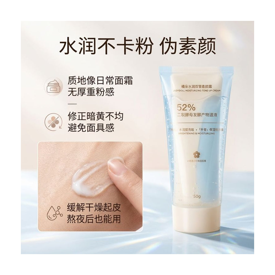 产品质地展示图，包含手部试色细节及中文卖点说明，强调水润不卡粉特性。