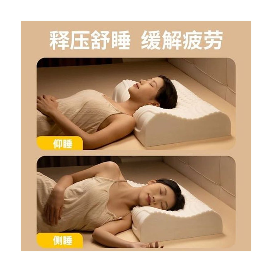 模特演示仰睡和侧睡使用半弦月乳胶枕的状态，上方文字为释压舒睡，缓解疲劳。