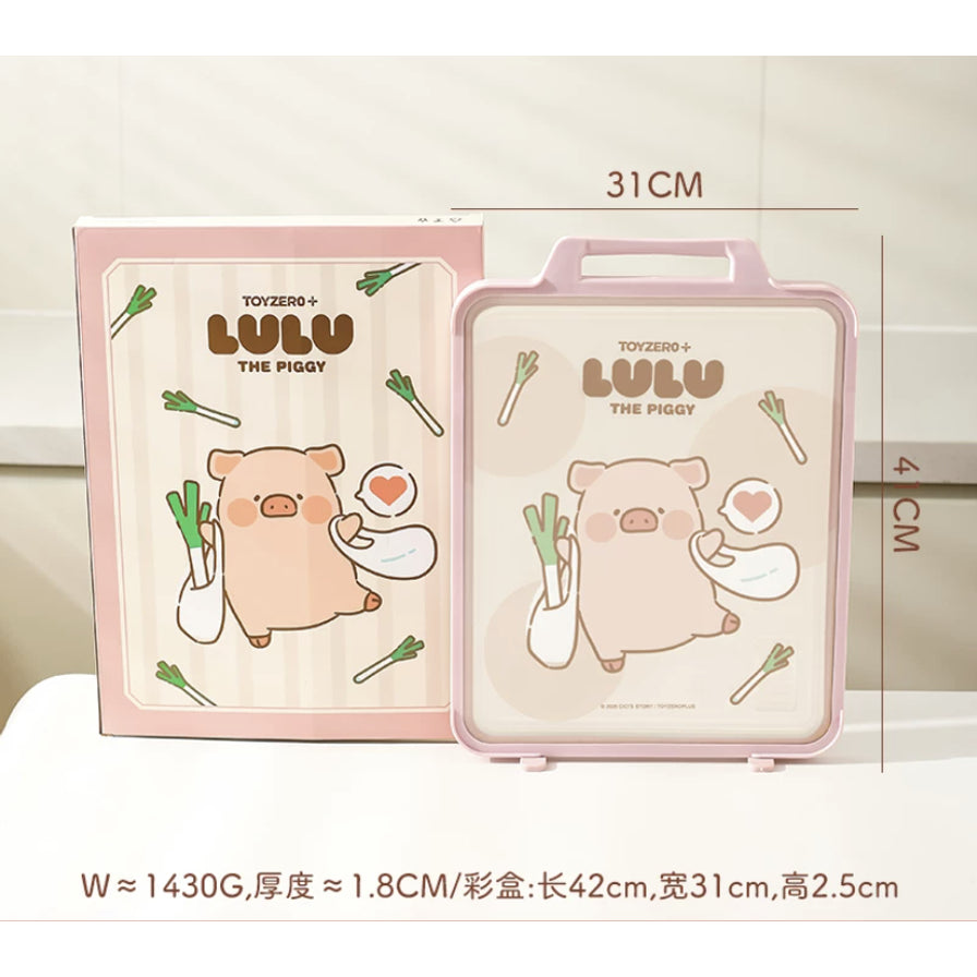 Lulu猪粉色抗菌菜板的尺寸标注图，显示菜板宽度为31厘米，高度为41厘米，下方标注了重量约1430克、厚度约1.8厘米以及彩盒包装的具体规格。