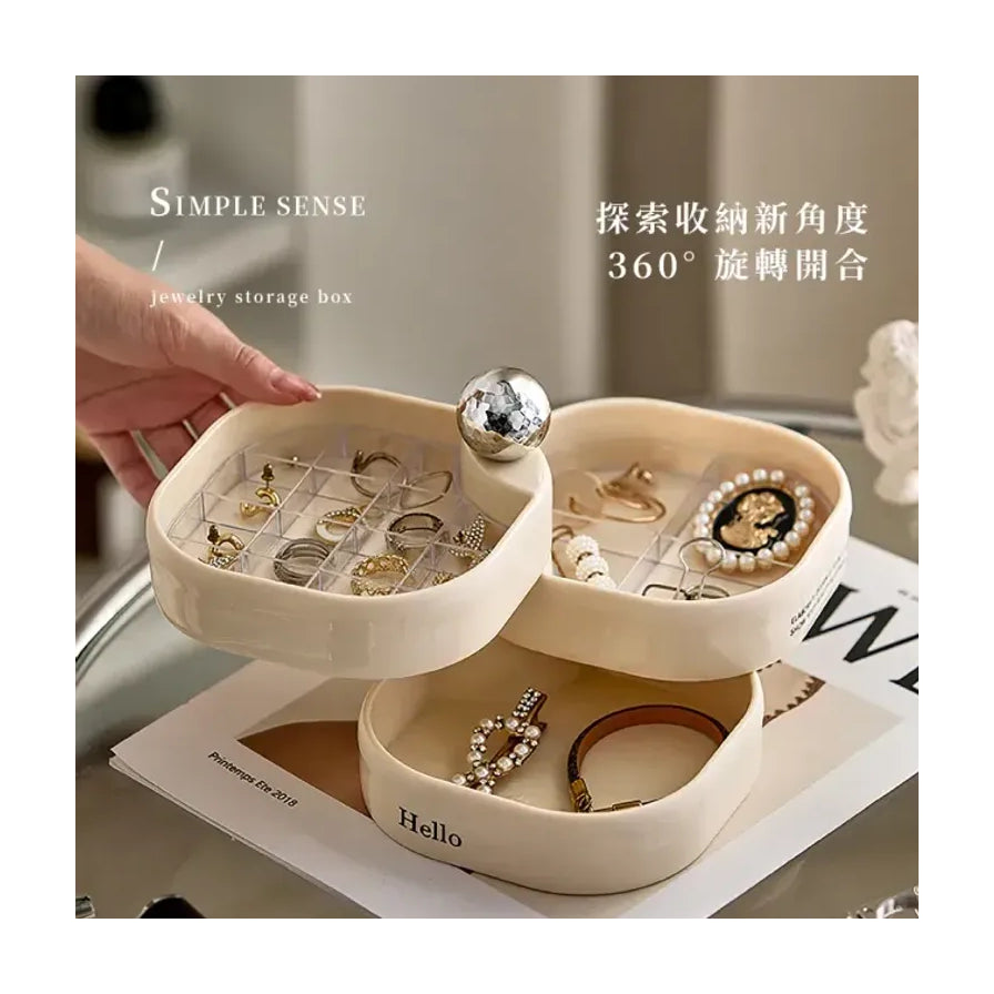 手持米白色旋转首饰盒展示内部结构，背景含中文宣传文案“探索收纳新角度”。