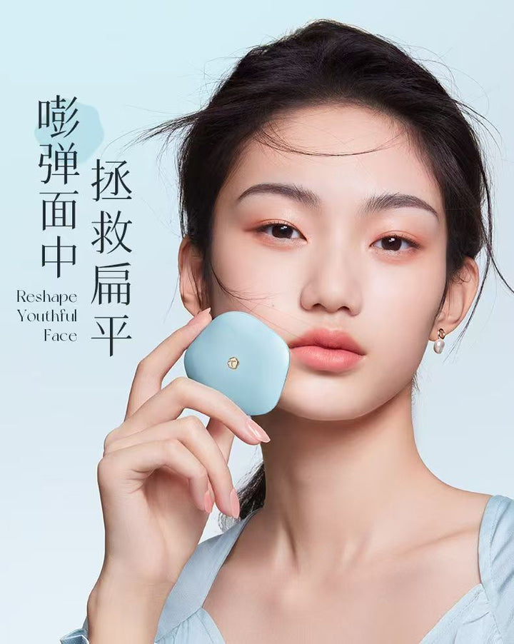 模特手持彩棠高光盘贴近面部的宣传海报，左侧印有拯救扁平脸的中文标语。