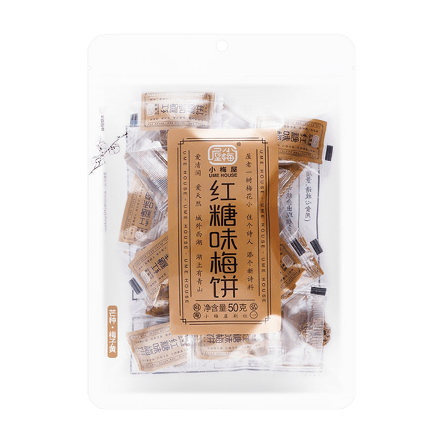 小梅屋红糖味梅饼单袋包装正面图，棕色标签设计，透过透明包装可见内部零食。