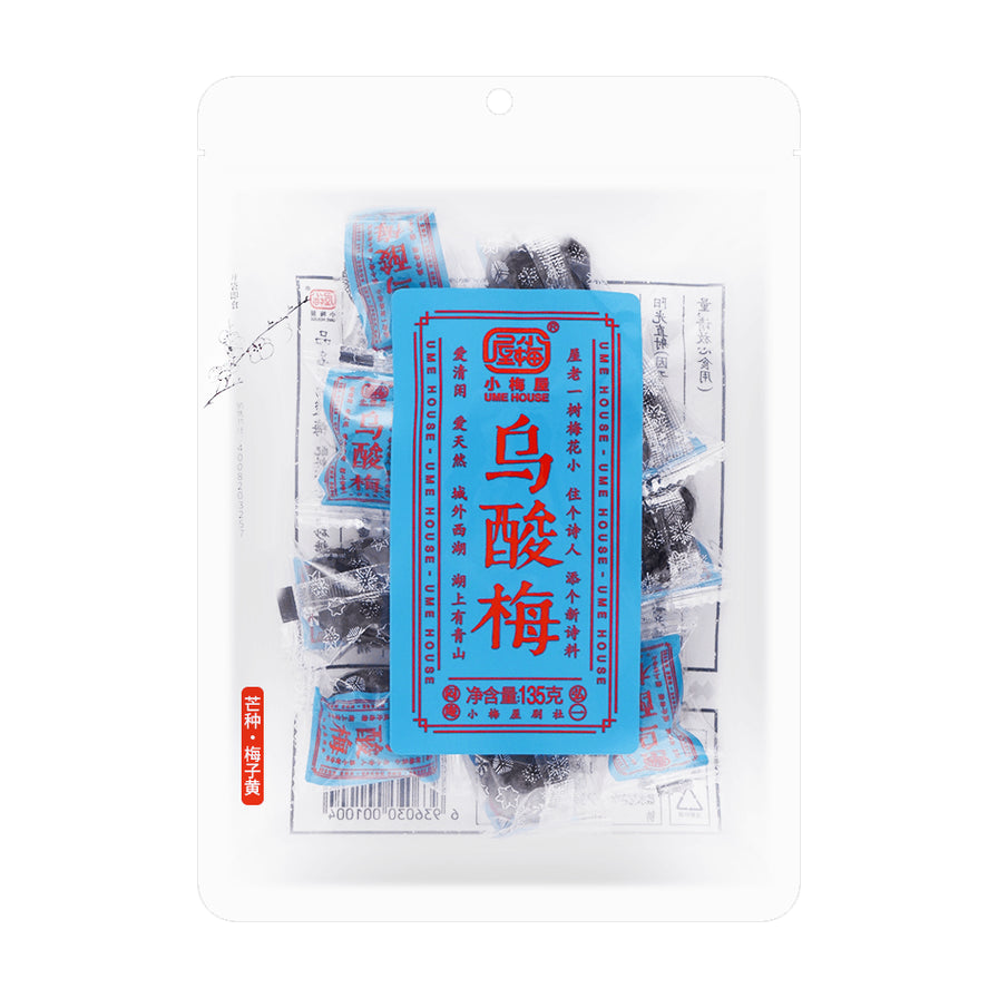 小梅屋乌酸梅单袋包装正面图，蓝色标签醒目，展示深色梅子零食细节。