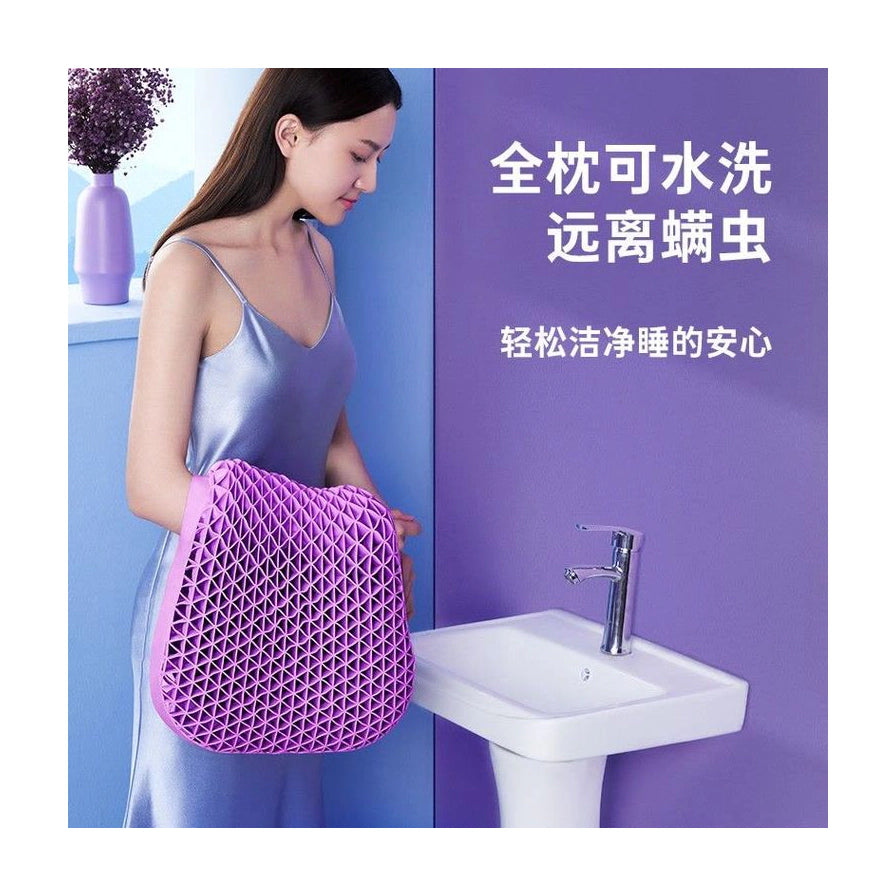 女性模特在洗手池旁展示可水洗的翼眠TPE枕芯，配有全枕可水洗的中文卖点文字。
