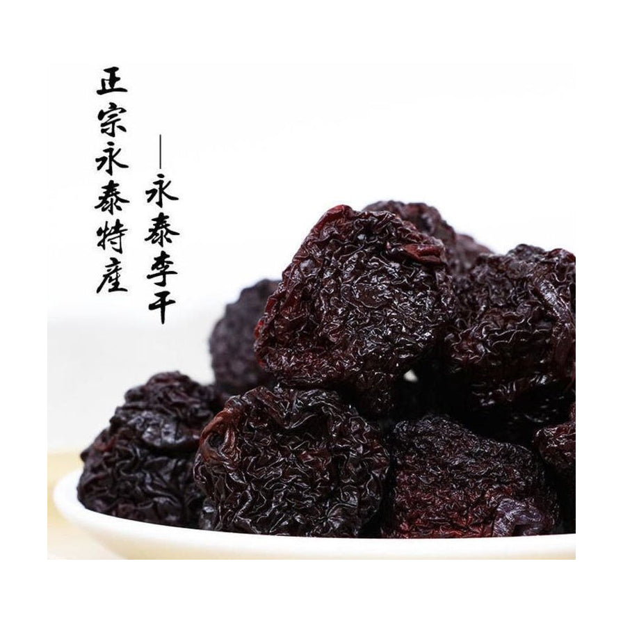 永泰李干特写，展示深色、肉质厚实且带有自然褶皱的果干，背景带有“正宗永泰特产”字样。