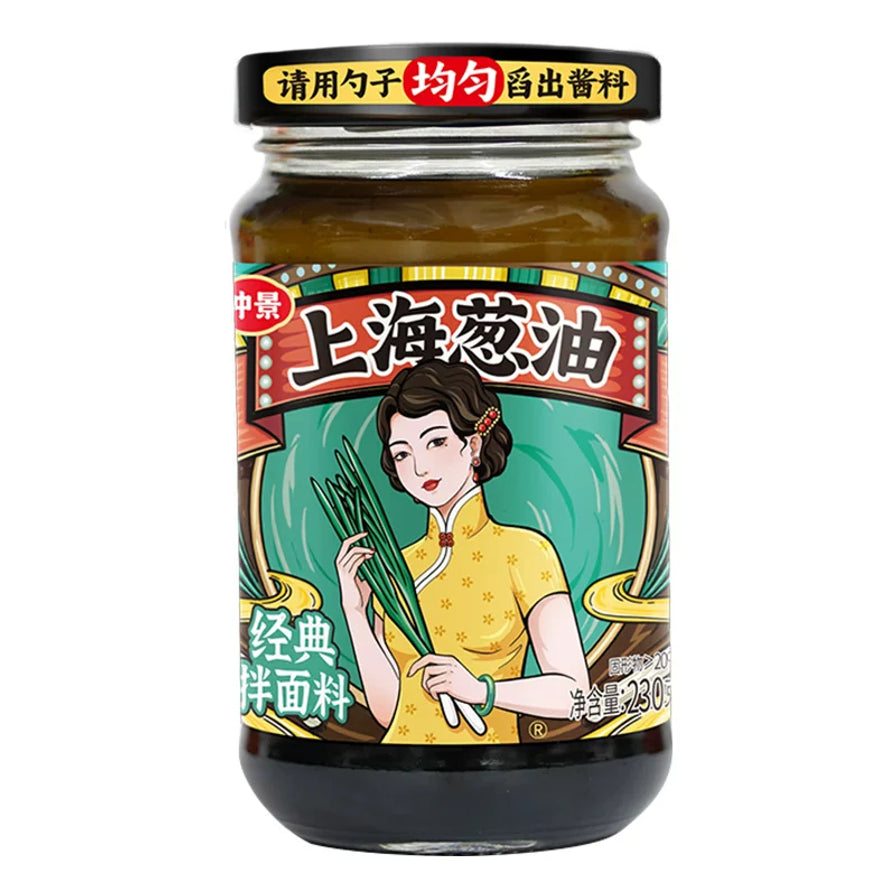 仲景上海葱油酱玻璃瓶装，包装上有穿旗袍拿小葱的女性插画，标注经典拌面料。