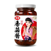仲景香辣香菇酱玻璃瓶装，包装上有采蘑菇的卡通女孩形象，标注净含量230克。