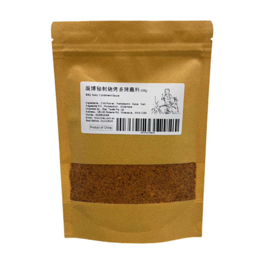 淄博秘制烧烤香辣蘸料108g袋装，牛皮纸密封包装，正面贴有包含产品名称、配料表、条形码及烧烤插画的白色标签，底部透明窗口可见细碎的香辣调料粉末。